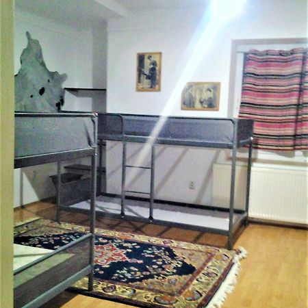 Leyla Hostel Braşov Buitenkant foto