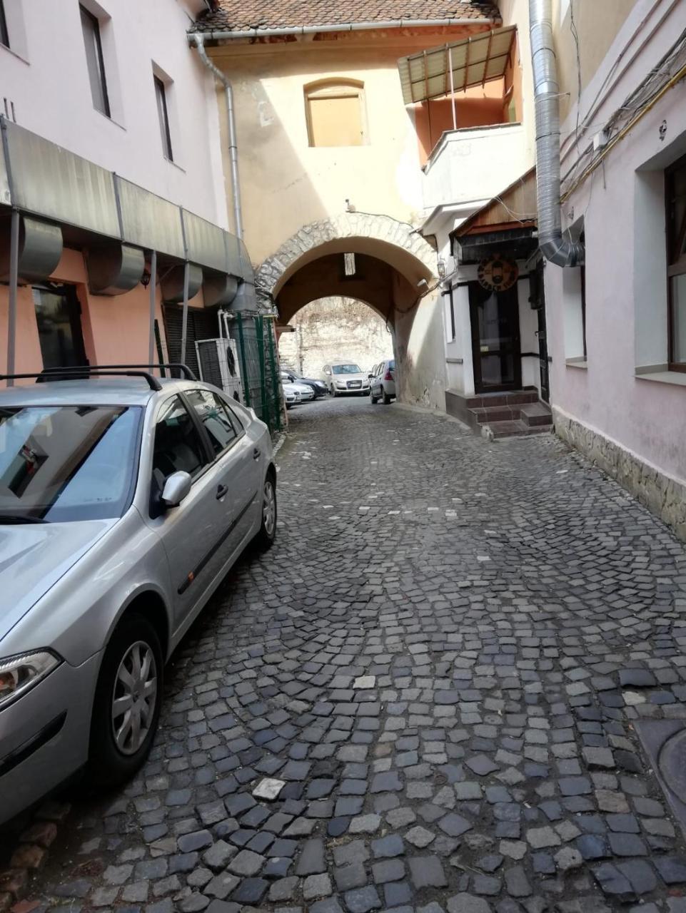 Leyla Hostel Braşov Buitenkant foto