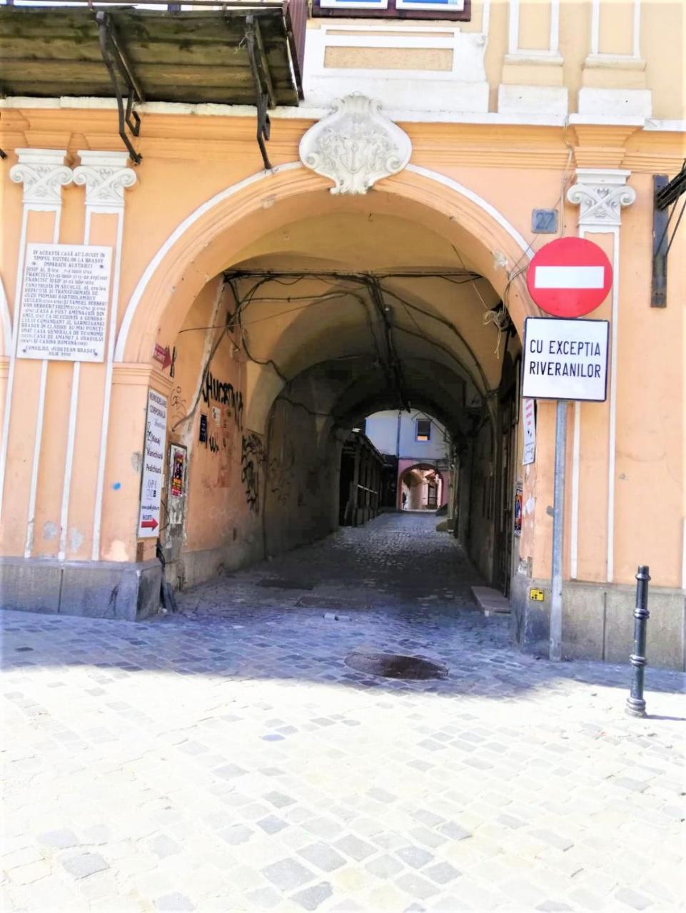 Leyla Hostel Braşov Buitenkant foto